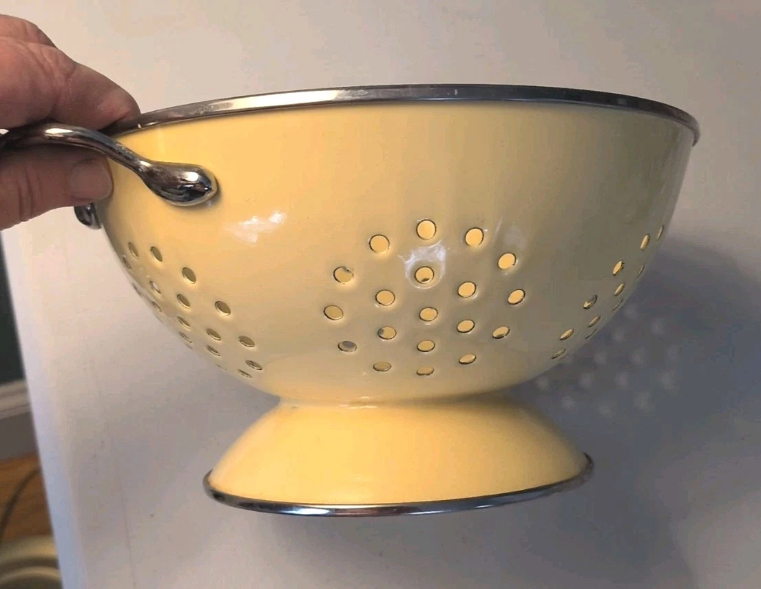 YELLOW Metal Enamel Coated Colander Strainer 8.75" Diameter W Pedestal Handles
Opens in a new window