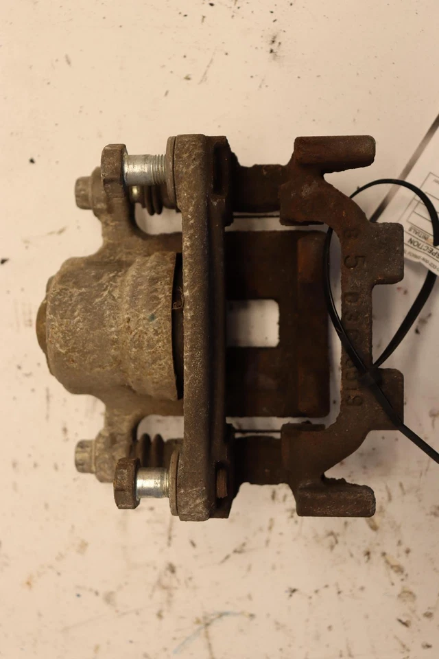 2009-2020 NISSAN 370Z ОСНОВАНИЕ ЗАДНИЙ ЛЕВЫЙ БОКОВОЙ ТОРМОЗ СУППОРТ OEM - Изображение 4 из 4