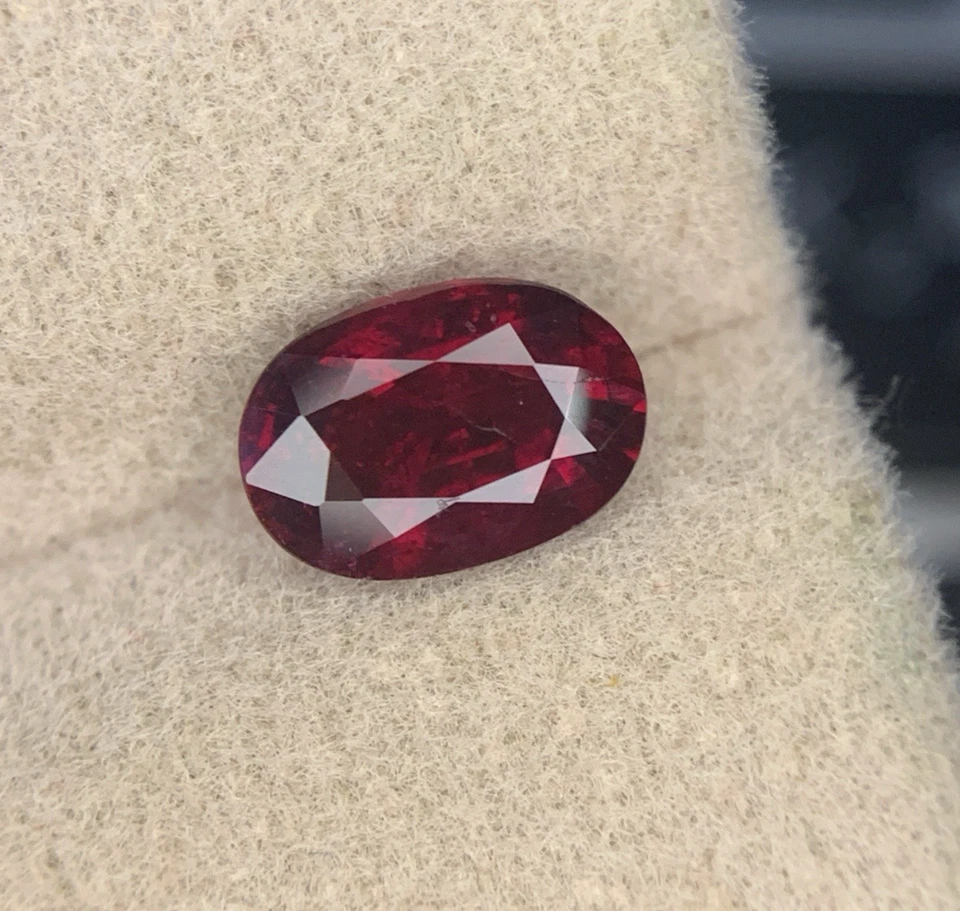 SI 1.21 Carats Oval Pigeon Blood Red Natural Ruby Loose Gemstone Madagascar - Image 3 of 4