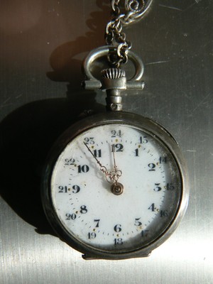 Montre De Poche Ancienne En Argent Ciselé Avec Chaîne - Monogrammé - Début 1900 - À Réviser