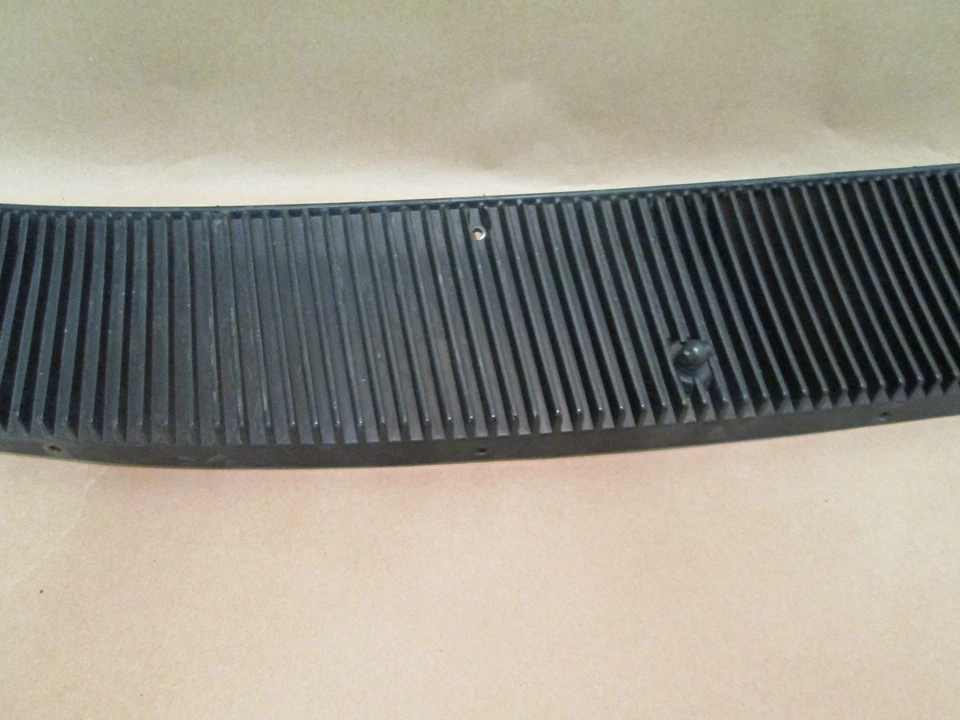 Ferrari Mondial — правосторонняя наружная решетка — капот лобового стекла No 60587500 - Изображение 3 из 4