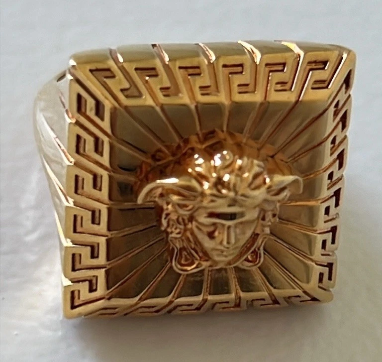 范思哲 La Medusa 金色方形印章戒指 尺寸 7 — 第 2/4 张图片