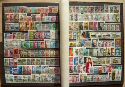 Berlin 1948-77, über 200 verschiedene Briefmarken, gestempelt - Bild 1 von 3