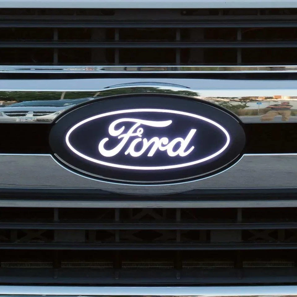 Luz emblema rejilla LED Putco® 92701 Luminix para Ford F250 F350 11-25 sin cámara Foto 3 de 4