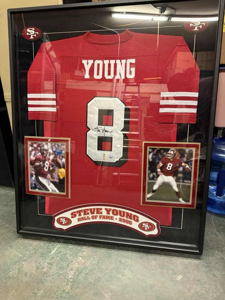 Camiseta Steve Young Autografiada Auténtica Enmarcada y Autenticada por Field of D Foto 2 de 4