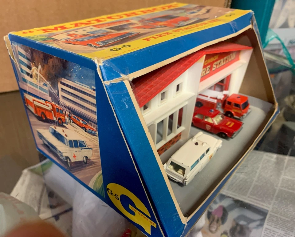 DIE-CAST LESNEY 1963 MATCHBOX FIRE STATION SET G-5 W/RARE WINDOW BOX & 3 CARS - Image 2 of 4