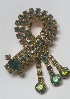 Broche Noeud en métal doré et Strass