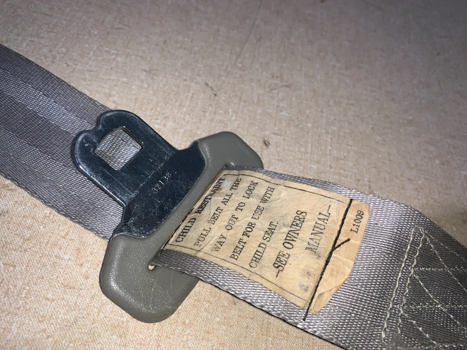 89 90 91 92 93 94 Geo Metro 2 puertas DERECHO TRASERO cinturón retractor Foto 2 de 3