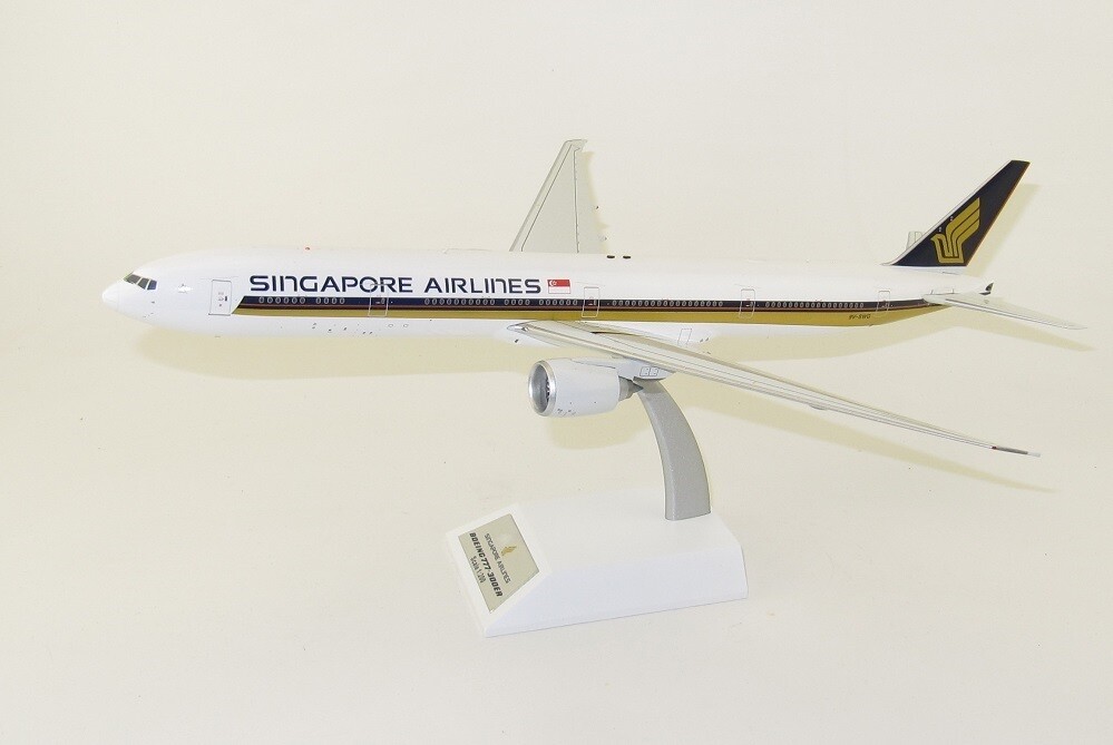 B777 SINGAPORE AIRLINES REG: 9V-SWG WITH STAND - WB MODELS