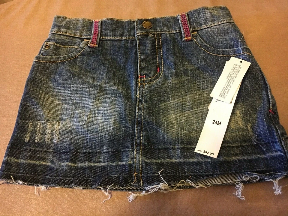 NUEVO CON ETIQUETAS 85% de descuento Falda vaquera DKNY para niñas con ropa interior incorporada, talla 24 meses $32 Foto 2 de 4