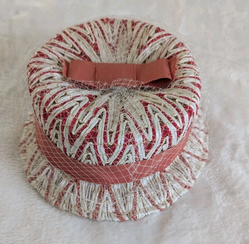 Sombrero Skimmer Tejido De Colección Rosa y Blanco con Detalle de Lazo y Red Disfraz Teatro Utilería Foto 2 de 4