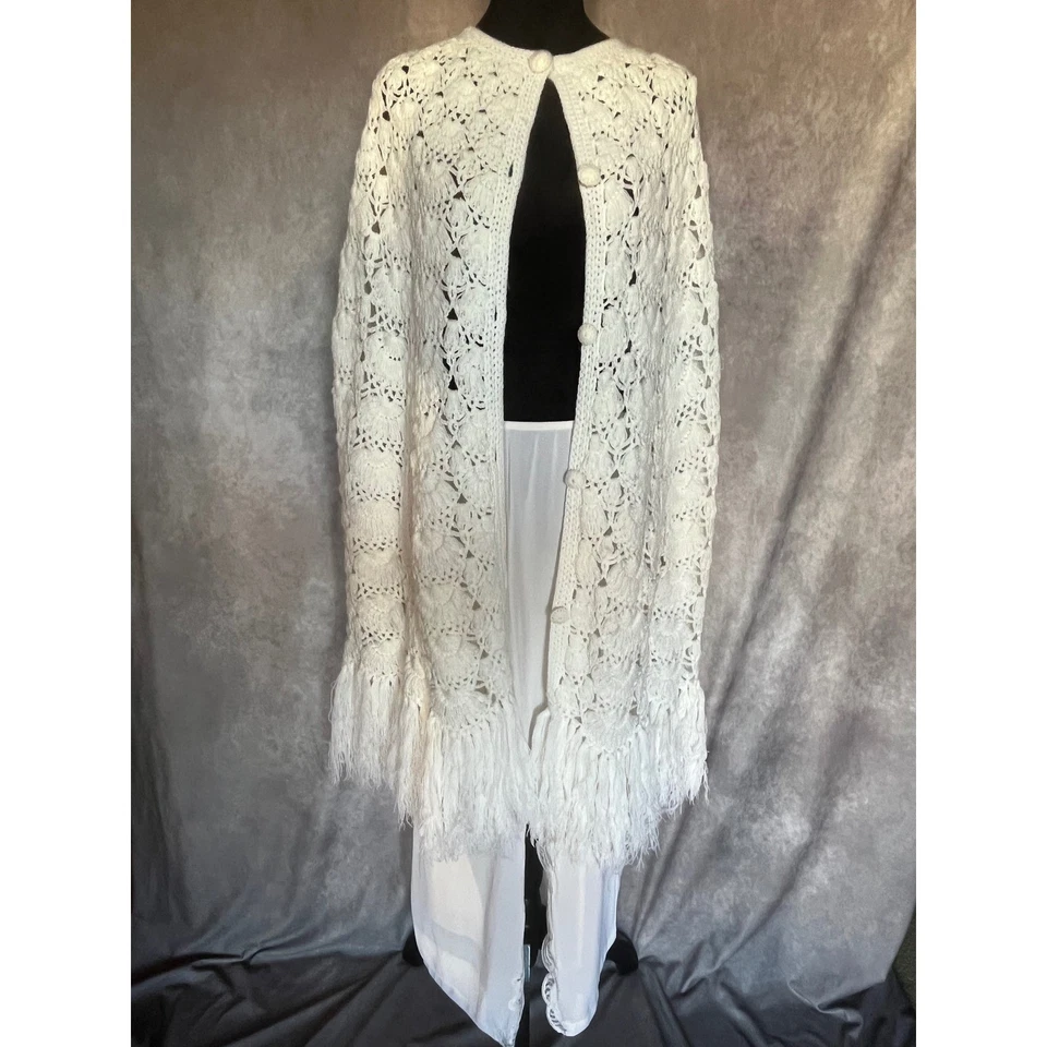 Mantón con flecos de ganchillo de colección años 60 70 blanco hecho a mano agujeros para brazos usado en excelente estado Foto 3 de 4