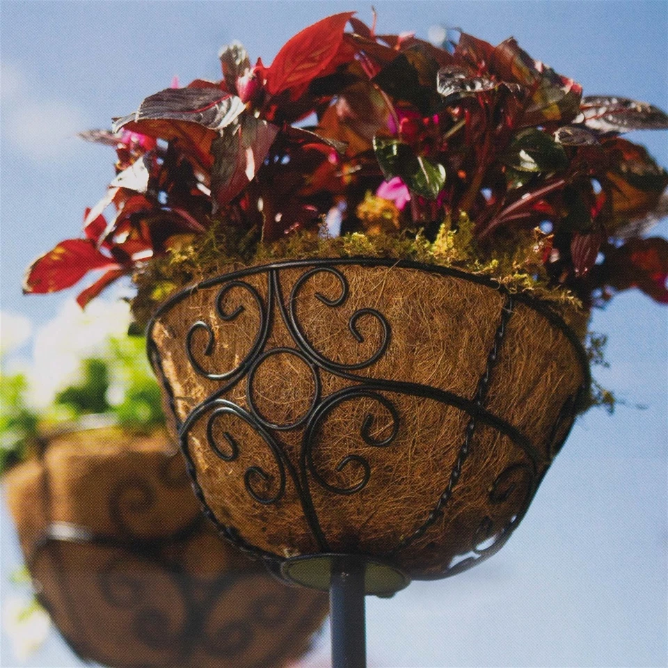 Estacas de jardín al aire libre Panacea con cestas de jardinera forradas de coco, negras (paquete de 2) Foto 2 de 4