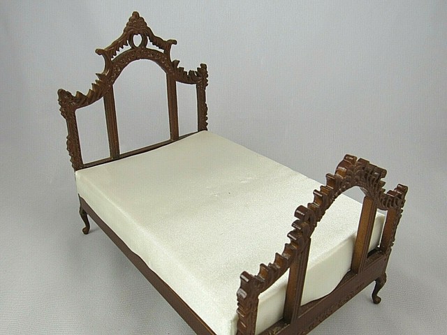 dollhouse miniature beds