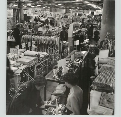 Bustling CLOTHING STORE Vintage 1950s PRESS PHOTO Munroe