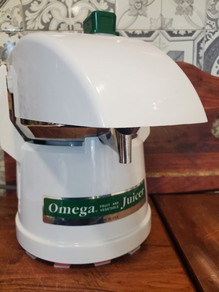 Omega Fruit & Vegetable Juicer Model 4000 w/ Pulp Extraction White Chrome USA