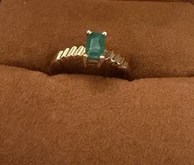 Precioso oro amarillo 10K y esmeralda (?) Anillo tamaño 6,75 aprox 2,2 g peso total Foto 3 de 4