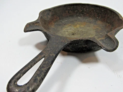 Vintage Griswold Cast Iron Ashtray Skillet Spoon Rest #A4