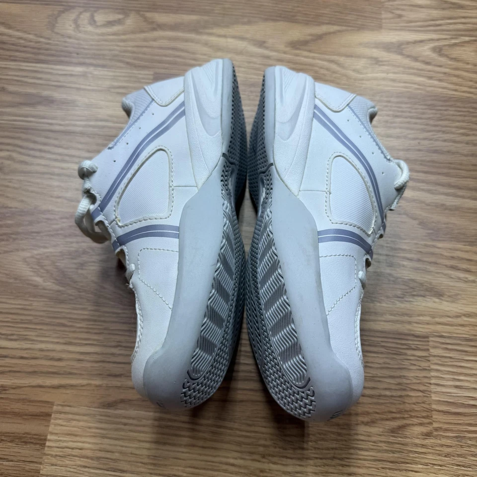 Wilson Tennis Shoes Youth Size 2.5 Non Marking Court WRS319550 Sneakers - Image 2 of 4