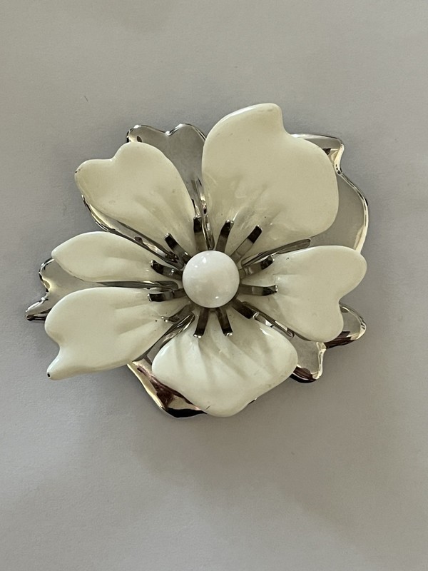 Sarah Coventry Silver Tone White Enamel Flower Vintage Pin Brooch Sar Cov
