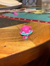 HATCHIMALS COLLEGGTIBLES  PINK RACCOON GIGGLE GROVE FIGURE PINK WINGS 