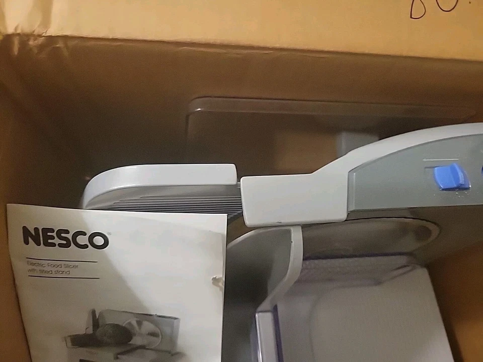 "Cortadora de alimentos Nesco FS-120T con soporte inclinable cuerpo de aluminio fundido hoja de 6,75"" con bandeja" Foto 3 de 4