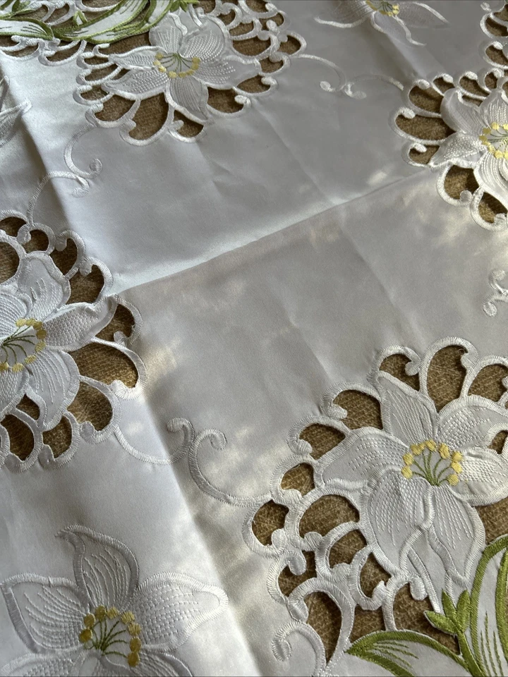 Mantel de encaje blanco 33 X 33 pulgadas² con muchas flores y hojas verdes Foto 3 de 4