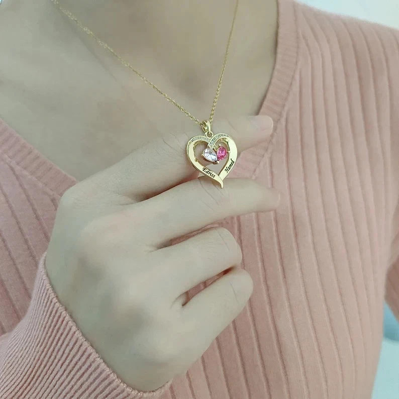 Collar colgante con nombre personalizado simulado corte pera de 2 quilates enchapado en oro amarillo de 14 k Foto 2 de 4