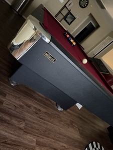 POOL Table (Balls/(2)Cues/Rack included) 