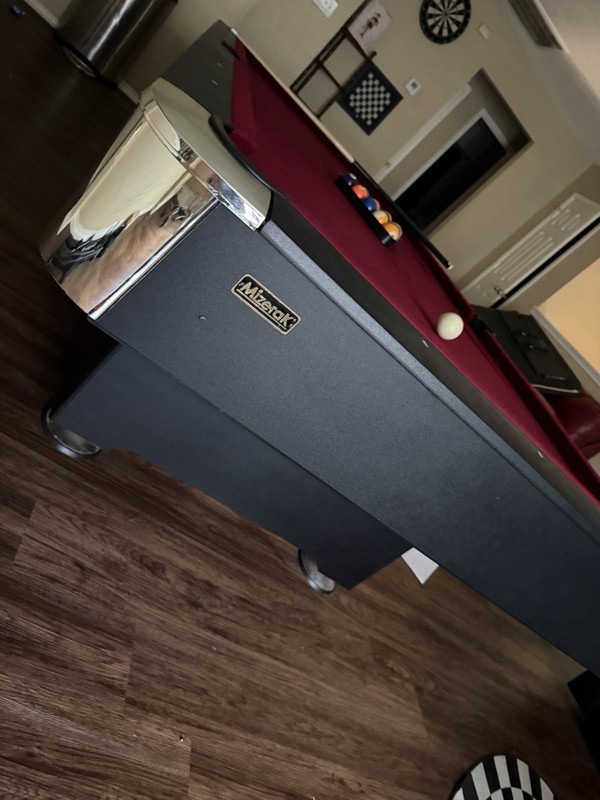 POOL Table (Balls/(2)Cues/Rack included) 