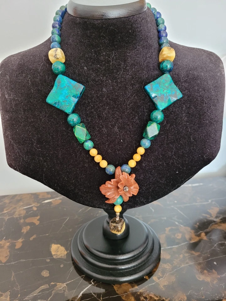 Collar artesanal hecho a mano con colgante de crisocola, ámbar báltico y arenisca Foto 2 de 4