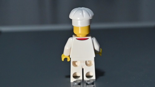 LEGO Ideas Pizza Chef Minifigure - Picture 2 of 4