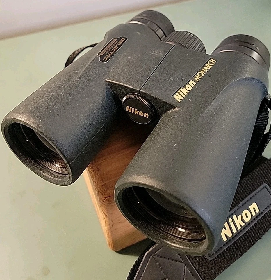 Binoculares Nikon Monarch 8x42 6,3° impermeables revestimiento de prisma dieléctrico con correa Foto 2 de 4