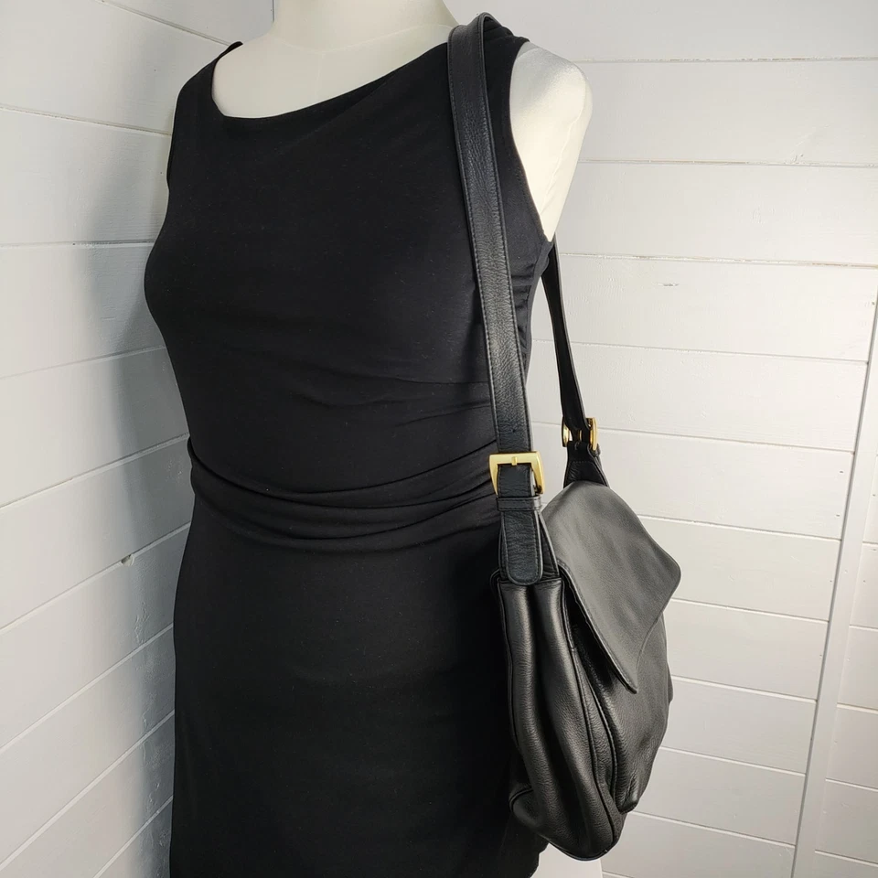 Mila Paoli 黑色皮革包翻盖斜挎包金色口音经典永恒中性 — 第 4/4 张图片