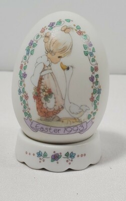 Precious Moments Porcelain Egg 1993 ''Make A Joyful Noise''  with round base. 2''