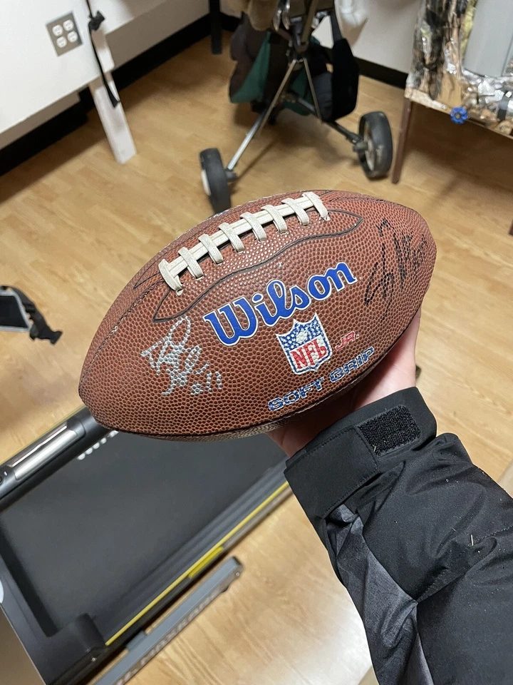 Fútbol firmado por los Seattle Seahawks Foto 2 de 4