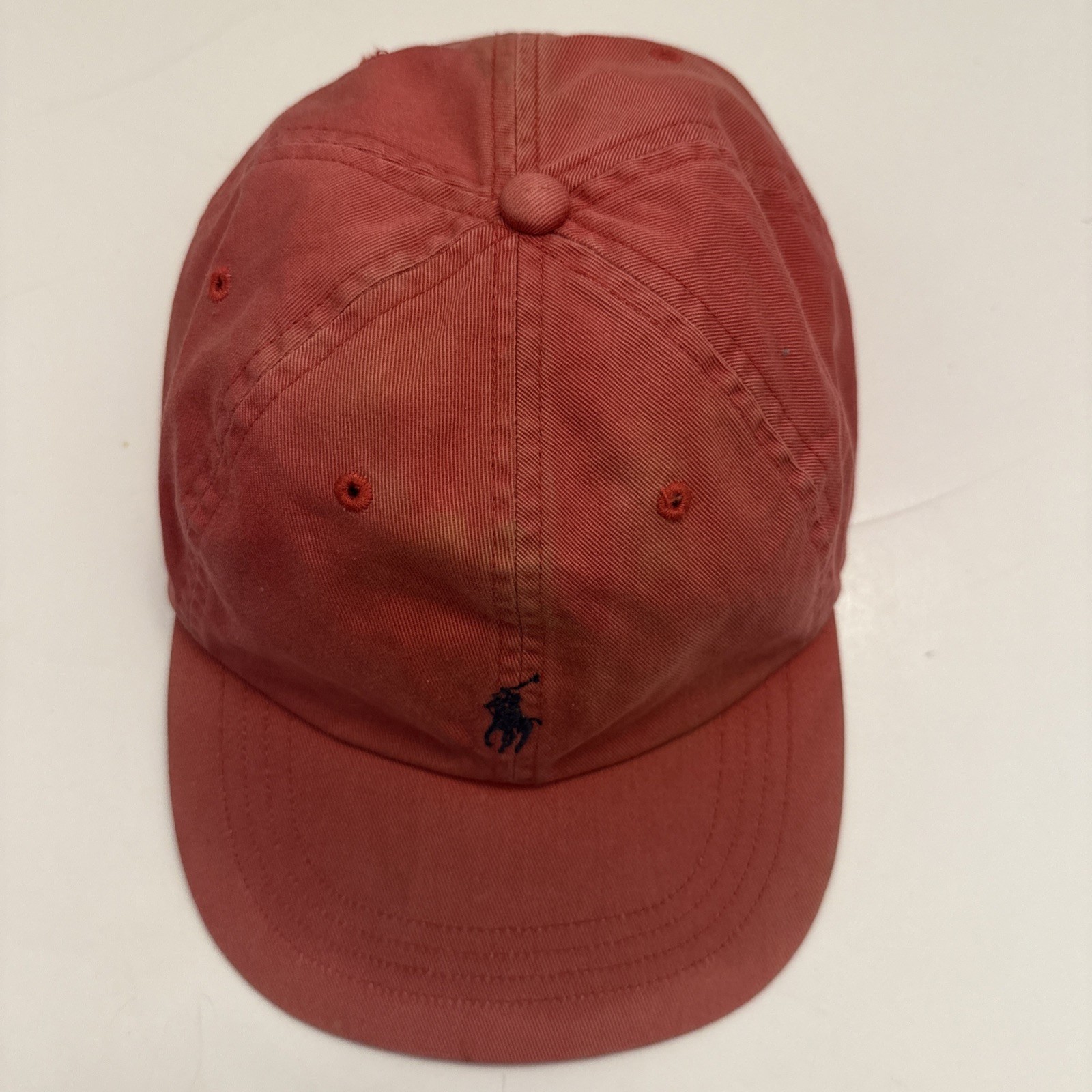 Cappello Polo Ralph Lauren papà berretto tessuto rosso sbiadito cinturino invecchiato posteriore logo pony