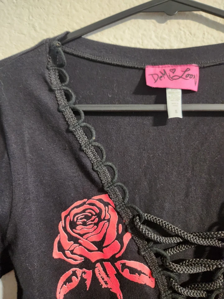 Demi Loon Rose Graphic Punk Slashed Cut-out Tattoo L/s Biker Top tamanho pequeno - Imagem 4 de 4
