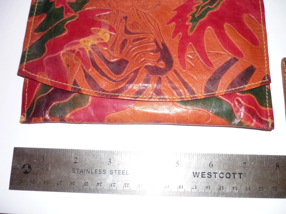 Cartera de cuero multicolor y monedero cambiador cabeza de cebra en relieve Foto 2 de 4