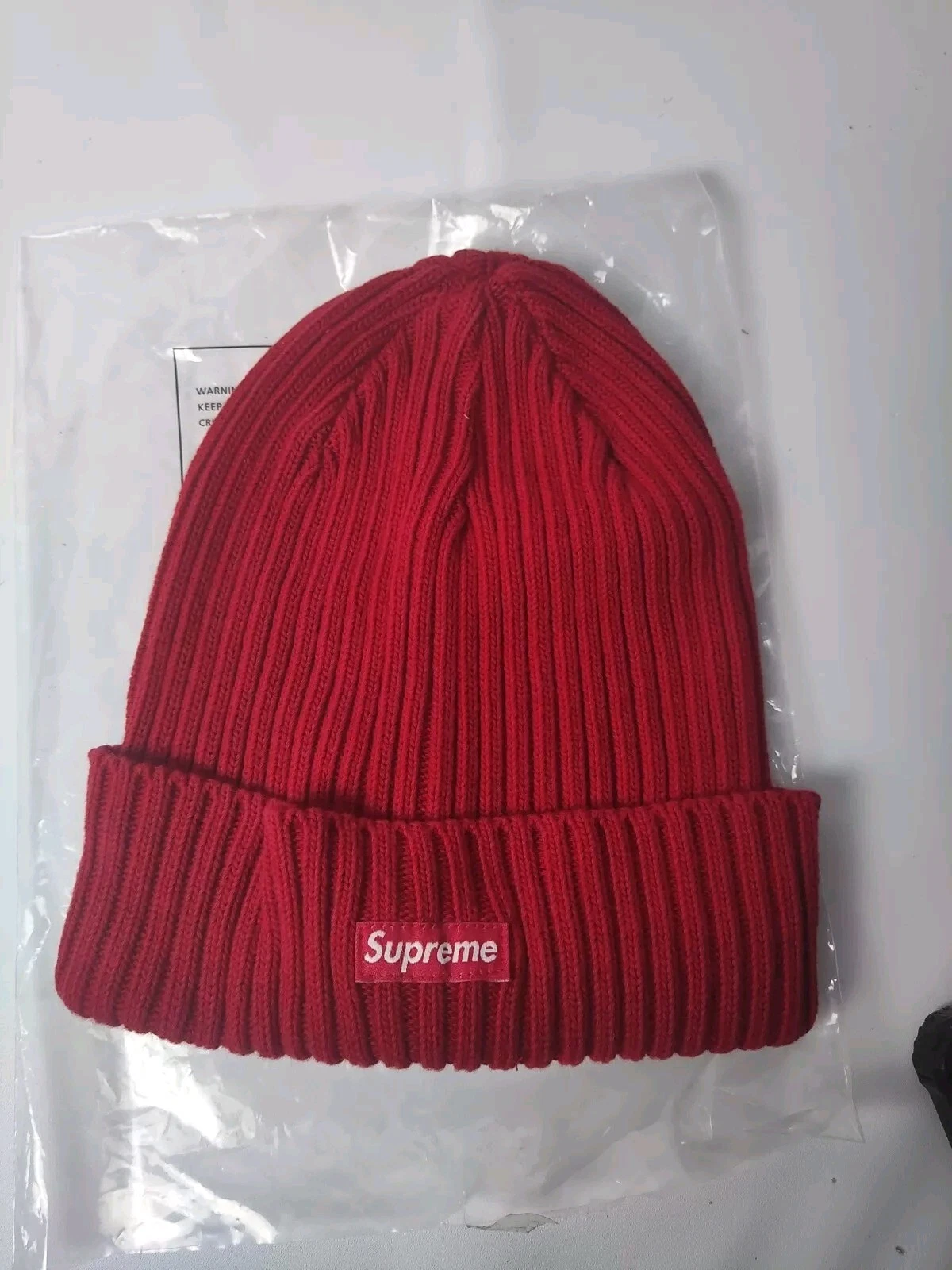 Bonnet rouge supreme surteint SS24