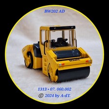 🏷  BOMAG »BW202 AD • Knickgelenkte Tandemwalze« • Scale ca. 1:50