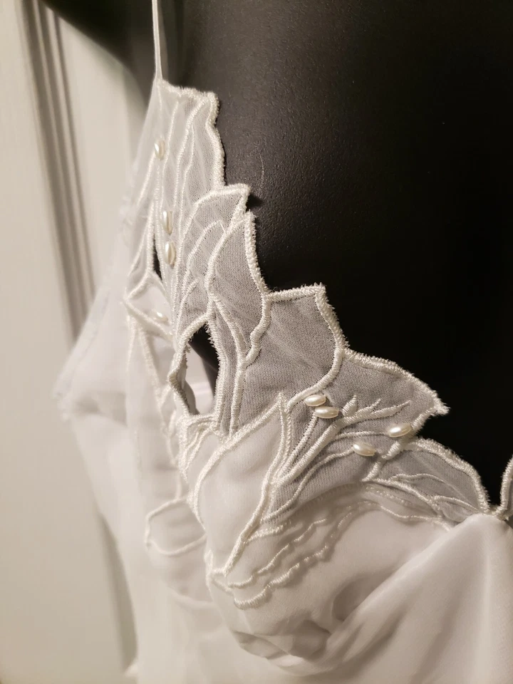 可爱 Josie 长白色睡衣带镂空珍珠种子杯 尺寸 L 很好 — 第 3/4 张图片