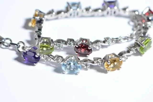 Brazalete Tenis Multicolor 9Ct Corte Ovalado Creado en Laboratorio Chapado en Oro Blanco 14K Plateado Foto 3 de 4