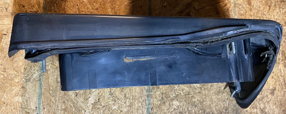 Conjunto de luz trasera izquierda Saab Classic 900 sedán o convertible. Grietas Foto 4 de 4