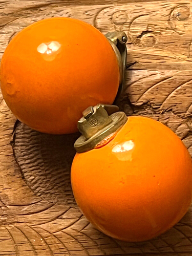 BOHO ESTATE GM SIGNED 1" HEAVY BALL BAKELITE CLIP ON EARRINGS - 第 1/6 張圖片