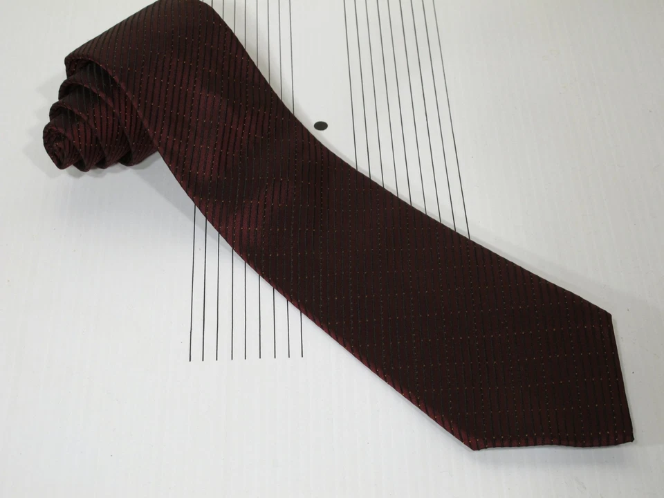 Corbata de seda Dior borgoña con manchas negras y doradas tejido de diamantes 57 x 3 3/8 Foto 2 de 3