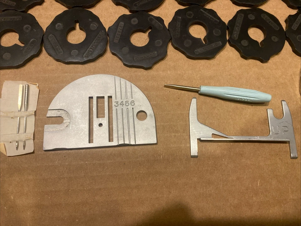 Máquina de costura Singer modelo 348 acessórios acessórios reparo e caixa de peças - Imagem 3 de 4
