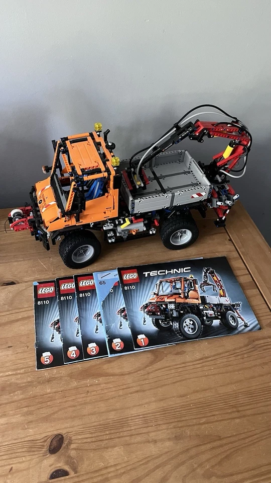 LEGO Technic 8110 Mercedes-Benz Unimog U400, photo 1 of 5