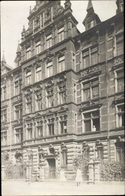 Foto Ak Hannover in Niedersachsen, Mädchen vor einem Wohnhaus - 10582357