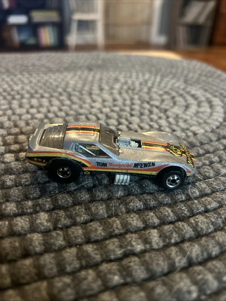 Hot Wheels Tom McEwen Mongoose Couro Inglês Corvette Drag Strip Demons 1977 - Imagem 2 de 4